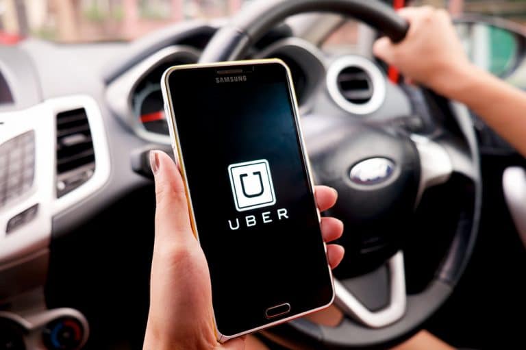Devenir Chauffeur Uber (VTC) : missions, salaire et formations