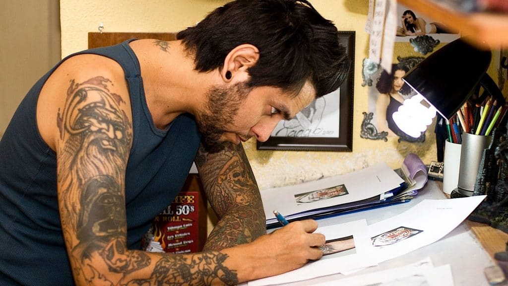 Tatoueur réalisant un dessin