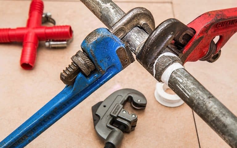 Salaire plombier : combien gagne un plombier en 2025
