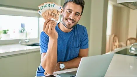 Homme gagnant de l'argent avec son ordinateur