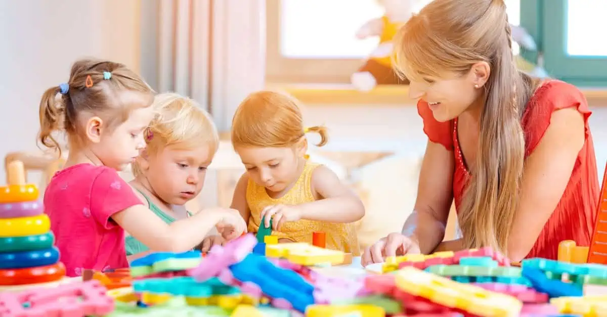 Assistante maternelle qui s'occupe d'enfants