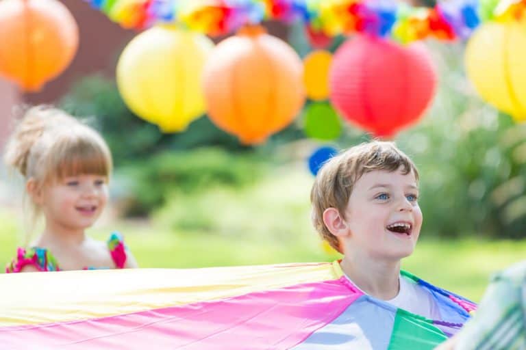 10 métiers pour travailler avec les enfants en 2024