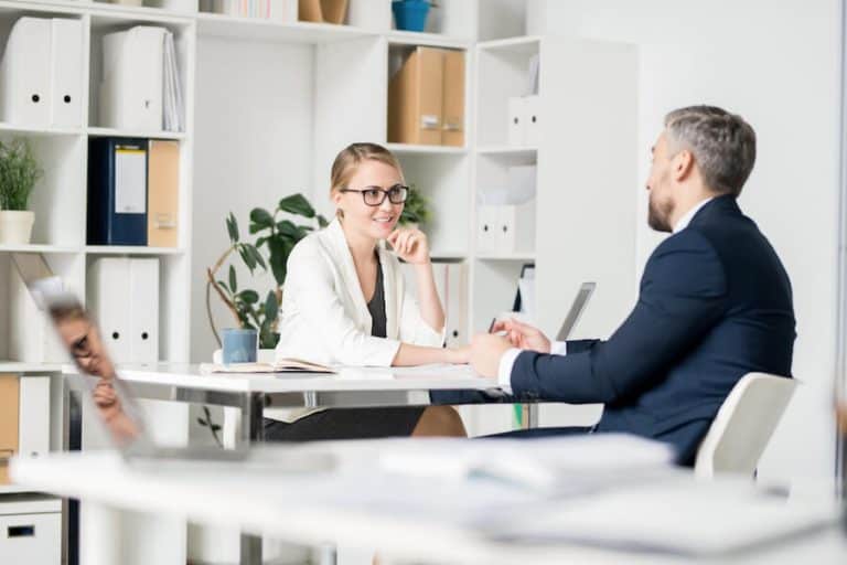 Salaire : combien gagne un assistant commercial en 2025
