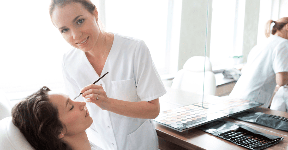 Esthéticienne réalisant un maquillage