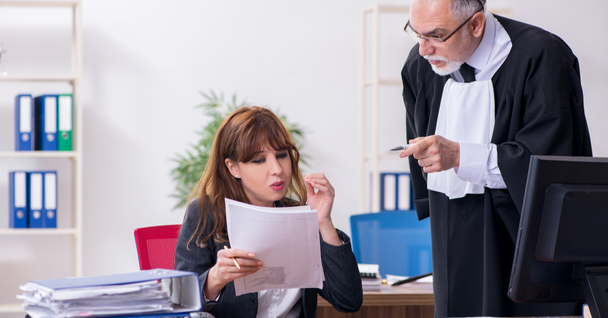 Assistante juridique avec un avocat