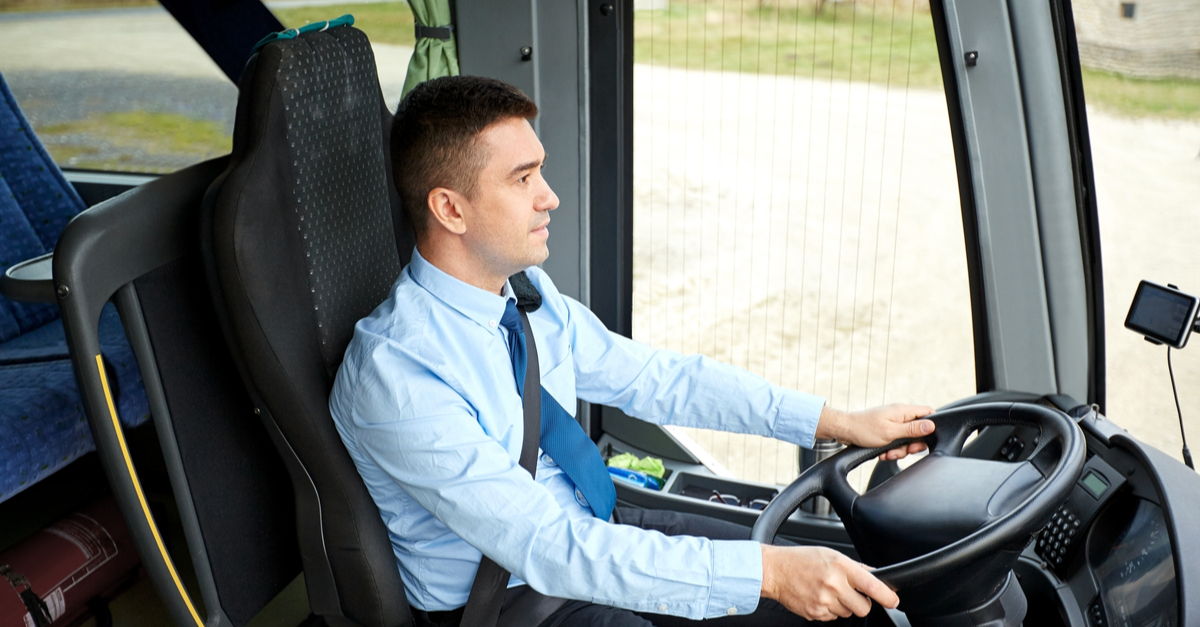 Chauffeur de bus en conduite