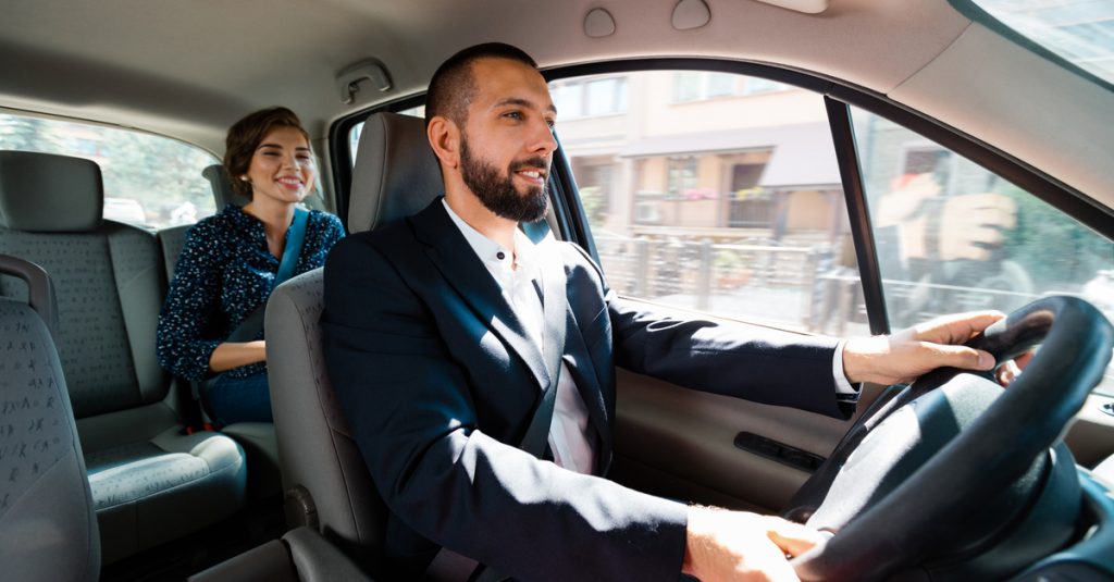 Chauffeur de taxi transportant sa passagère