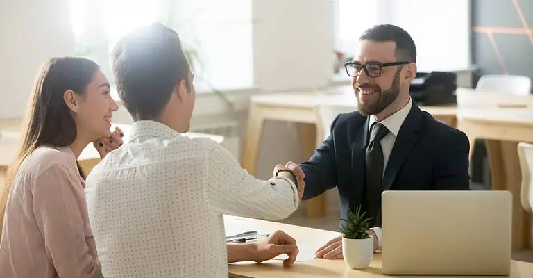 Devenir Chargé de clientèle : missions, salaire et formation