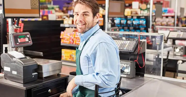 Devenir Caissier : missions, salaire et formation possibles