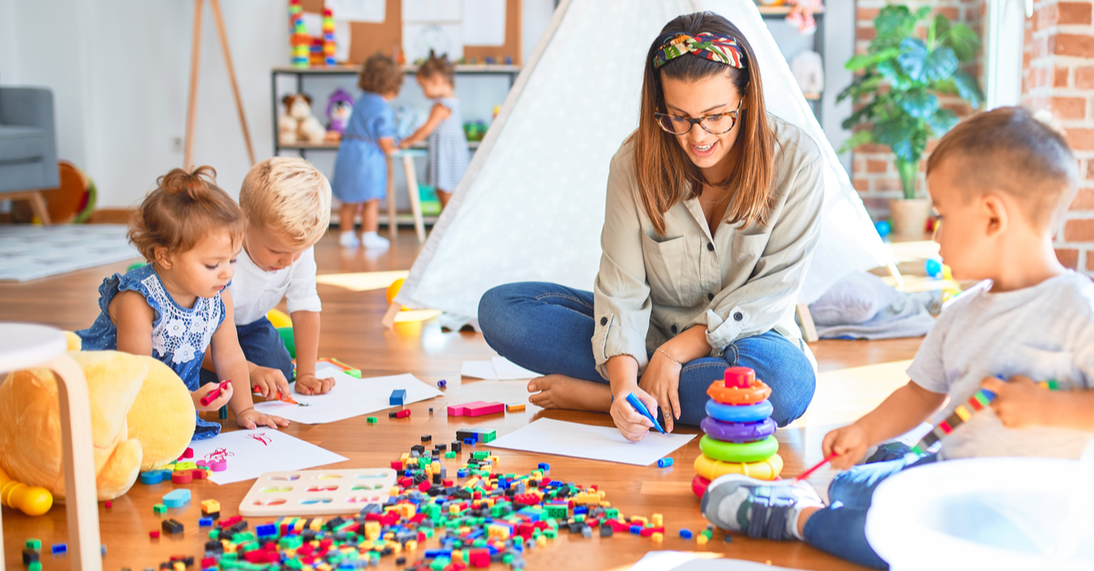 Auxiliaire de puériculture avec enfants