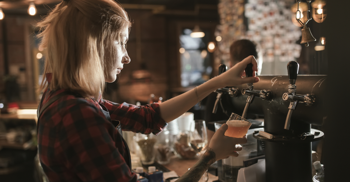 Barmaid servant de la bière