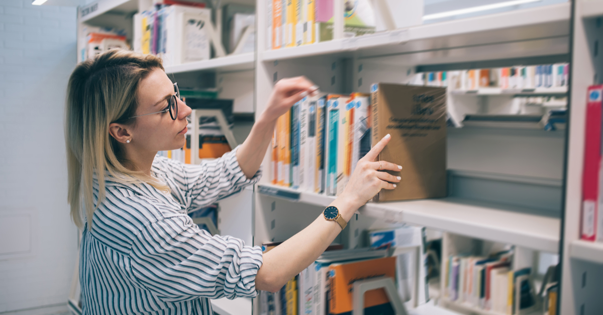 Bibliothécaire classant des livres