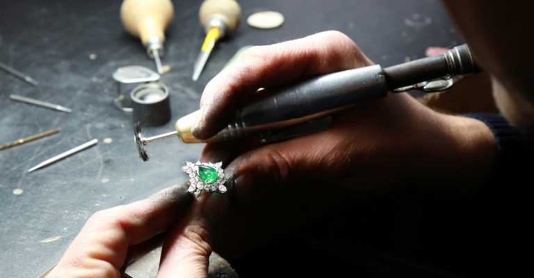 Devenir Bijoutier-joaillier : missions, salaire et formation
