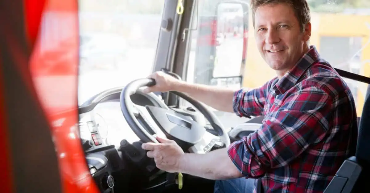 Chauffeur routier dans son camion