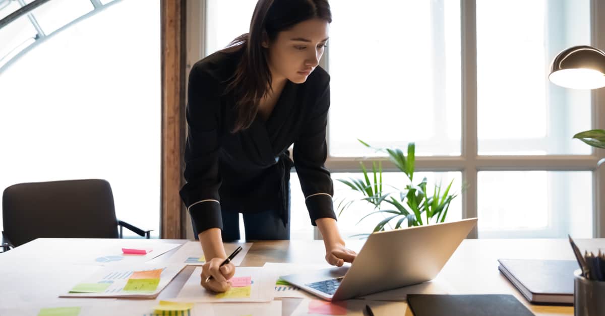 Session de travail d'une assistante de gestion