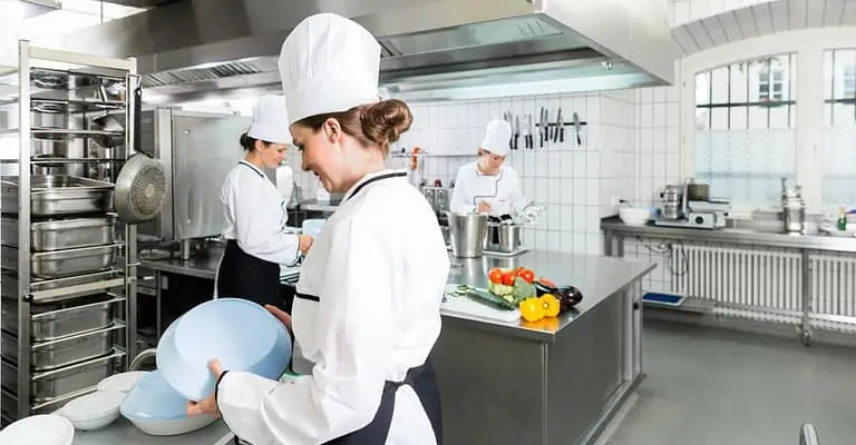 Devenir Commis de cuisine : missions, salaire et formation