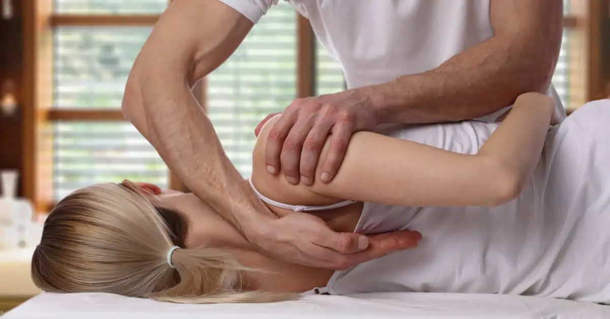 Manipulation de l'épaule realisée par un chiropracteur