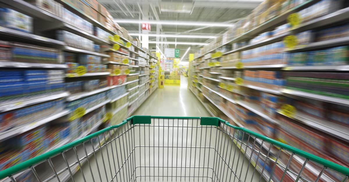 Chariot dans une allée de supermarché