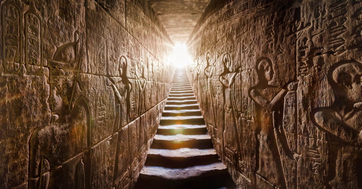 Couloir avec hiéroglyphe sur les murs