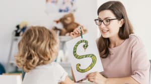 Femme qui apprend à un enfant