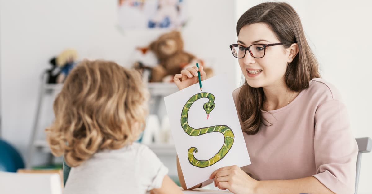 Femme qui apprend à un enfant