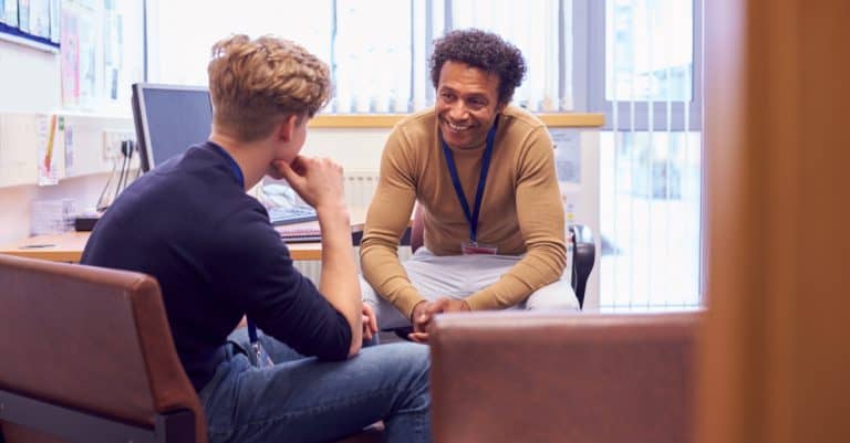 BAC ST2S – Sciences et Technologies de la Santé et du Social : accès, débouchés…