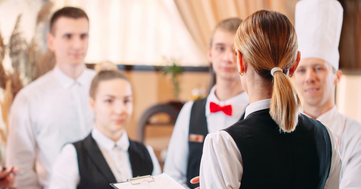 Brief entre un manager de restaurant et des serveurs