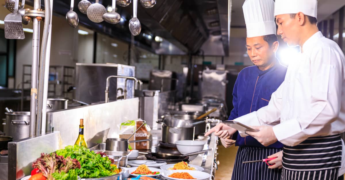 Cuisinier avec son assistant