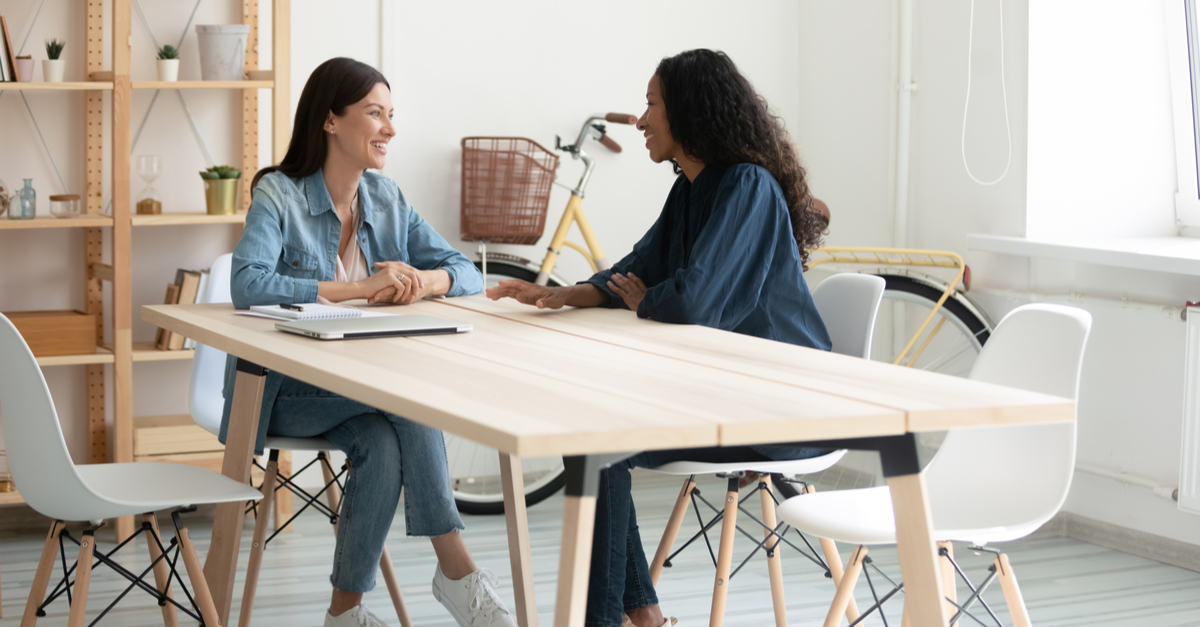 Discussion entre deux femmes