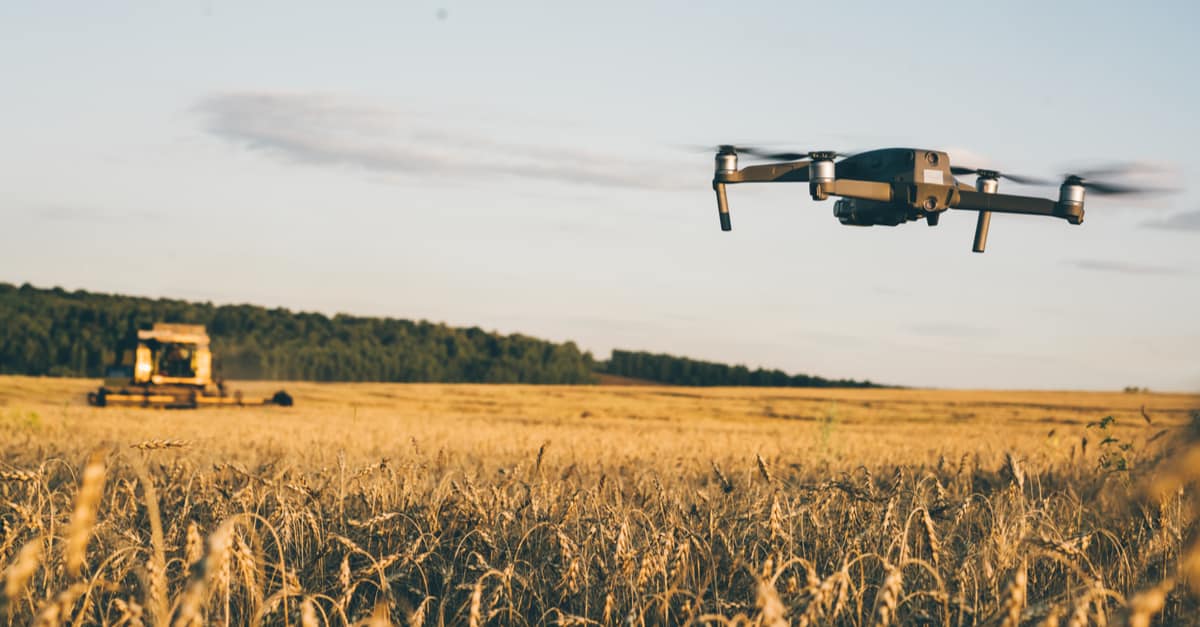 Drone et tracteur dans un champ