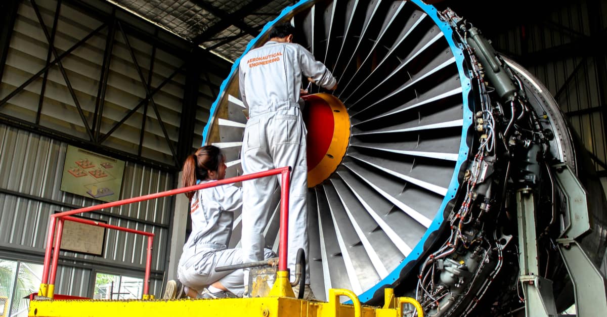 Maintenance technique sur un réacteur d'avion