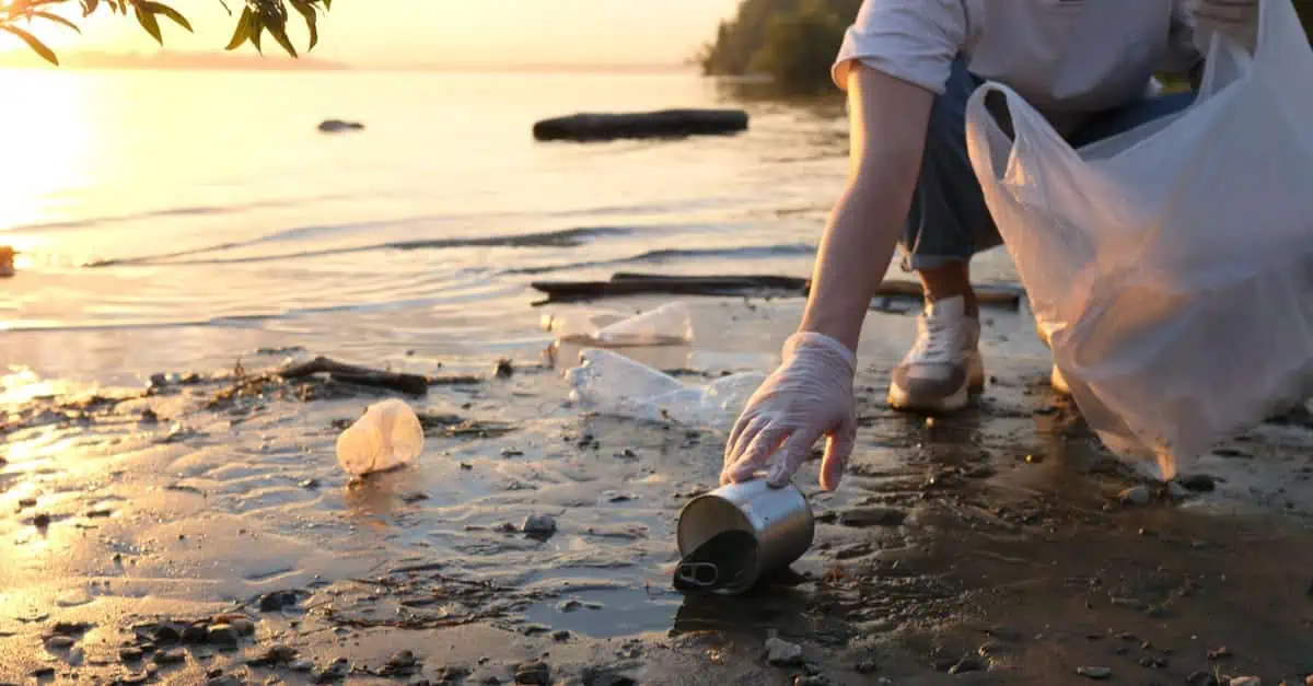 Ramassage de déchets sur une plage