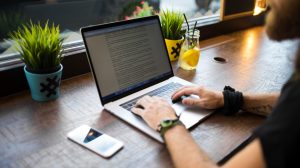 Rédaction de contenu sur ordinateur