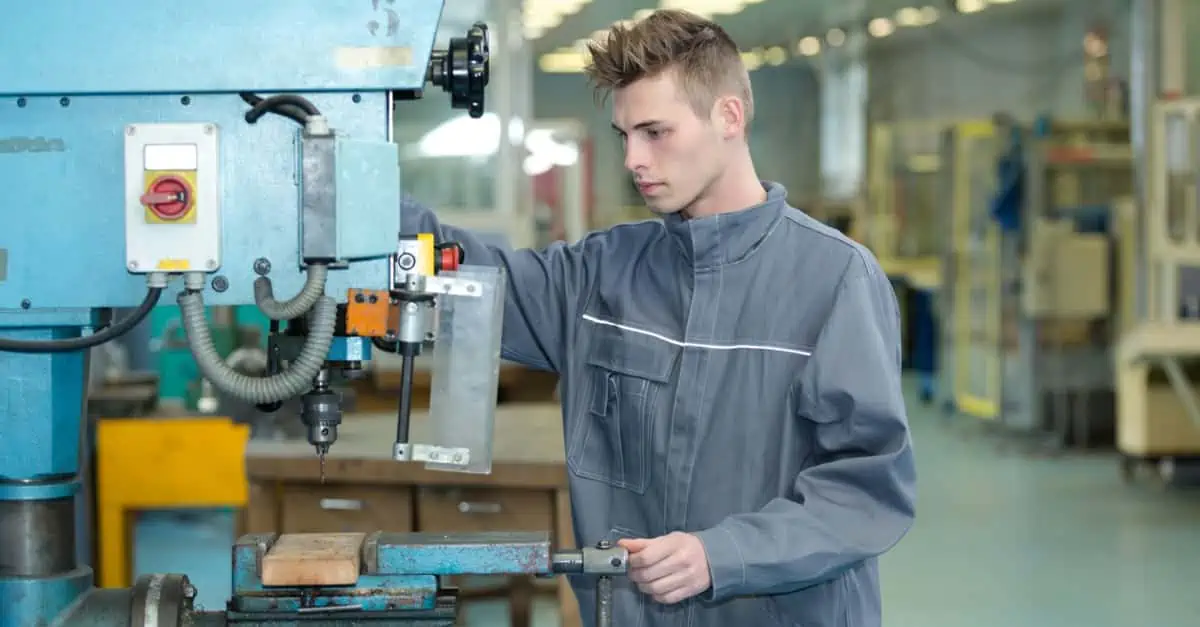 Technicien effectuant le règlage d'une machine