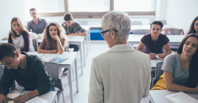 Devenir Professeur de collège ou lycée : missions, salaire et formation