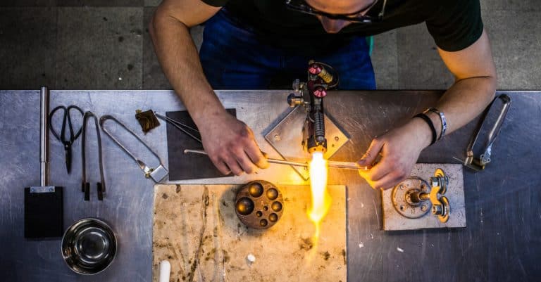 BAC Pro AMA – Artisanat et métiers d’art option verrerie scientifique et technique : durée, programme…