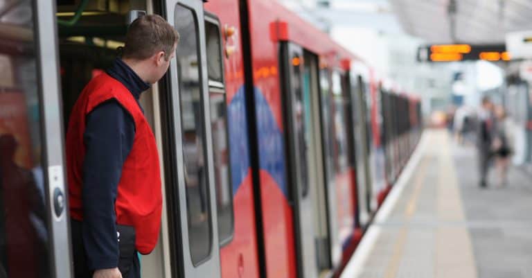 Devenir Accompagnateur de train : mission, salaire et formation