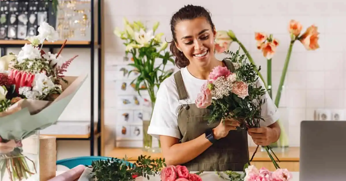 Préparation d'un bouquet de fleurs par une fleuriste