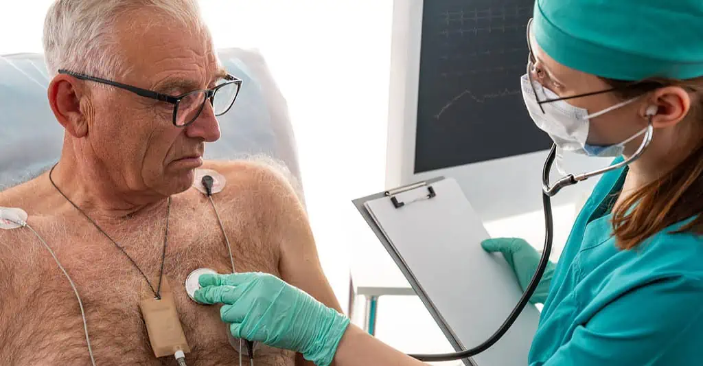 Cardiologue écoute le coeur d'un patient
