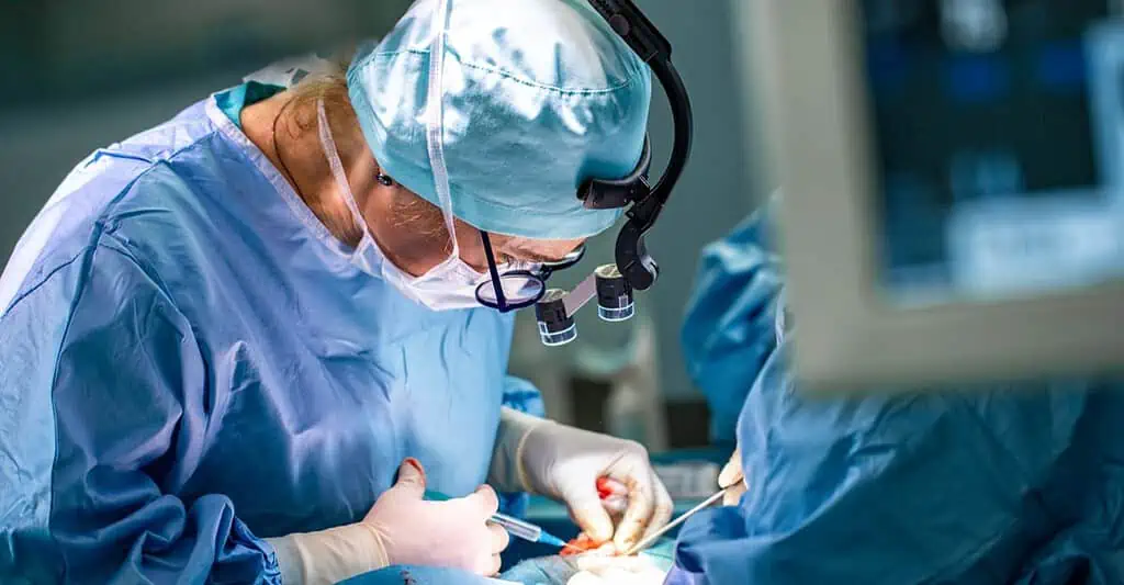 Chirurgien en opération