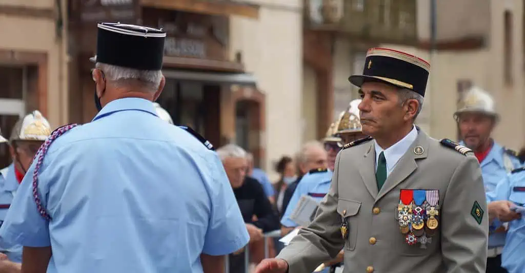 Colonel de l'armée durant une cérémonie à Albi, France