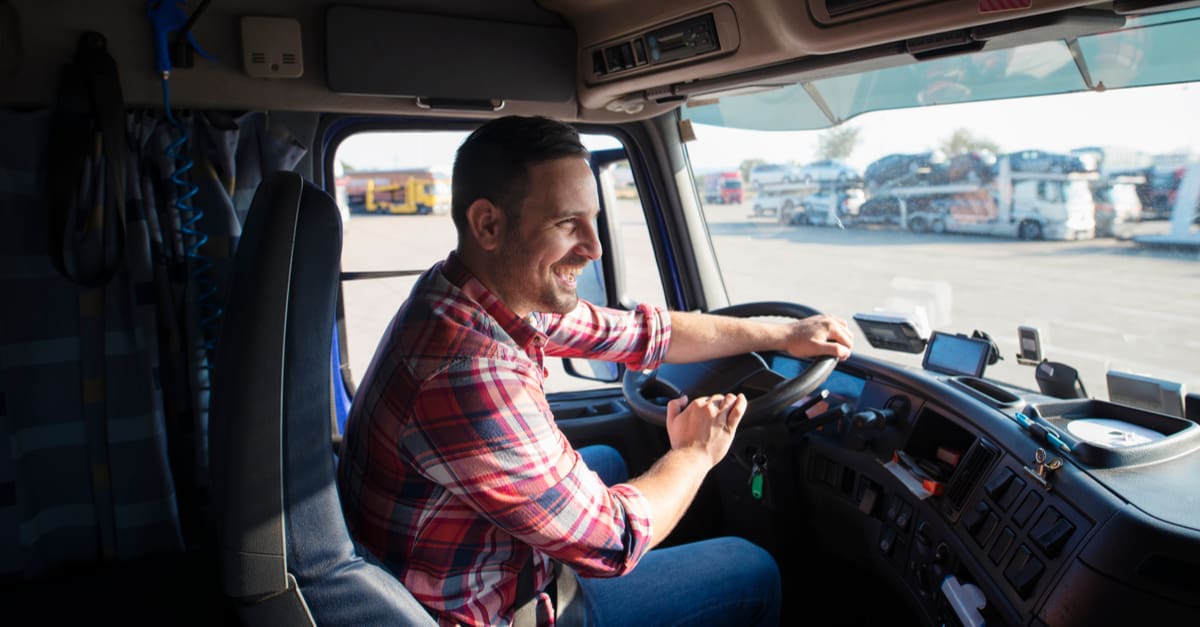 Conducteur de camion dans sa cabine