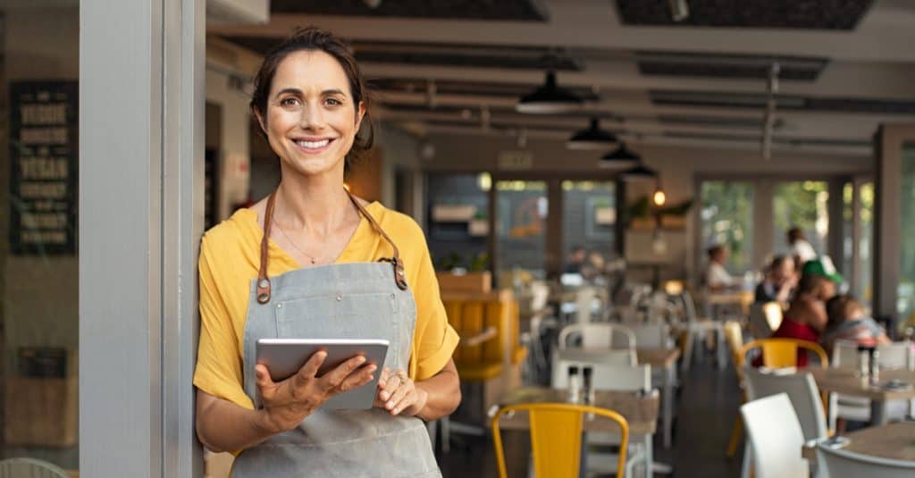 Directrice devant son restaurant