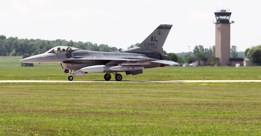 Vue d'un F-16 fighter et d'une tour de contrôle
