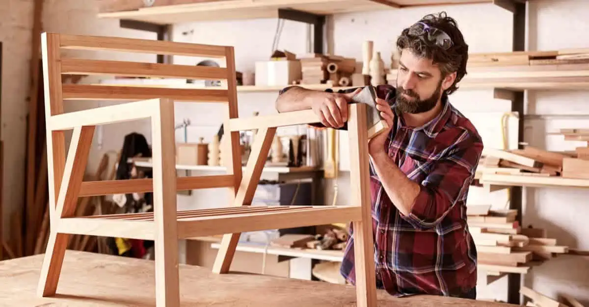 Fabrication d'une chaise en bois par un menuisier