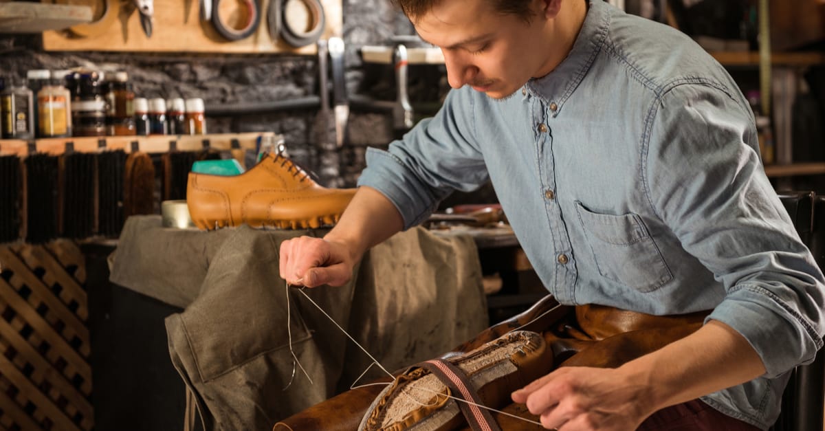 Fabrication d'une chaussure par un cordonnier en formation