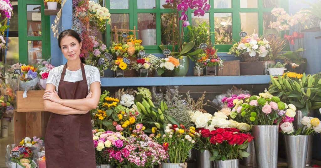 Fleuriste devant sa boutique