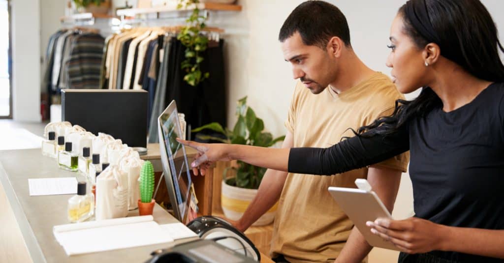 Formation d'un salarié dans un magasin