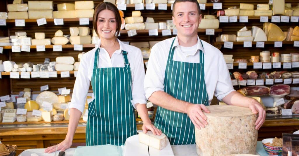 Fromagers dans leur boutique