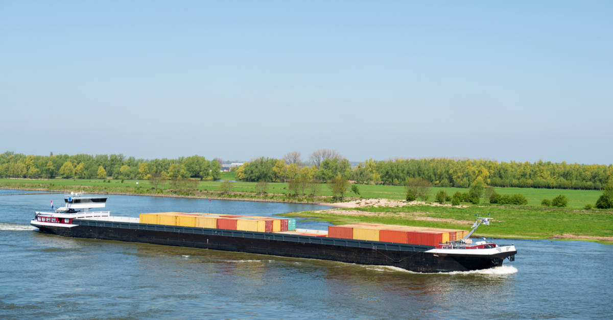 Transport de marchandises par bateau sur la rivière néerlandaise Le Waal